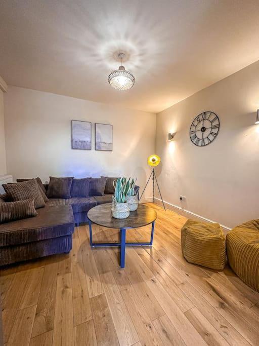 Bright & Spacious Split Level Flat In Kennington 런던 외부 사진