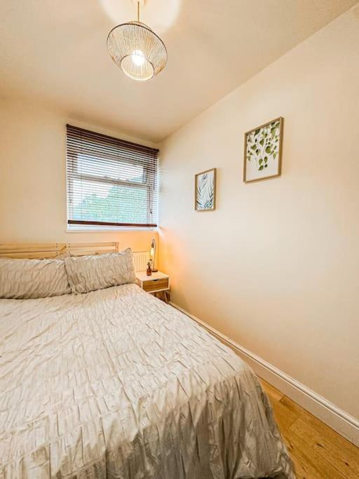 Bright & Spacious Split Level Flat In Kennington 런던 외부 사진